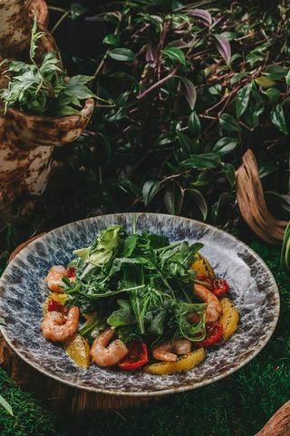 Салат с креветками и соусом из маракуйи