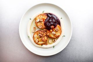 Заверталівські сирники з лимонними цукатами, сметаною, вишнями та фундуком, 280 г