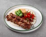 Frigărui de porc cu lavaș și salată