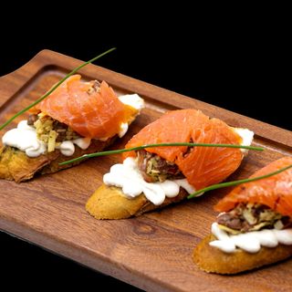 Брускети със сьомга 