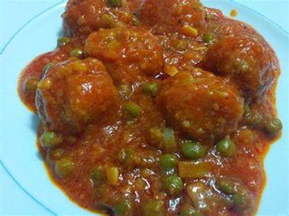 Albóndigas Guisadas Con Guisantes Y Champiñones
