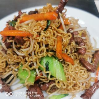 Tallarín especial con ternera a la plancha