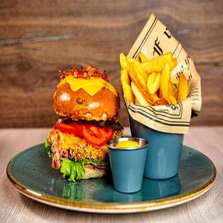 Burger cu pui crispy și cartofi