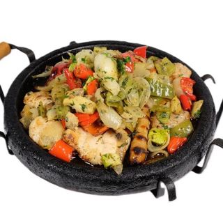 Родопски сач със свинско, пилешко, наденичка и зеленчуци (800г)