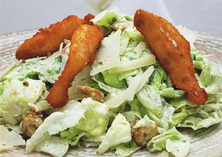 Салата цезар с хрупкаво пилешко (400г)