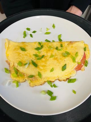 Omlet z szynką, pomidorami i serem