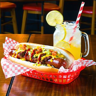 Хот дог кълцана наденичка и сос + Лимонада