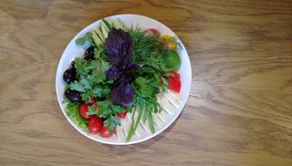 Ассорти из свежих овощей, зелени и сыра