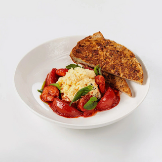 Скрембл с томатами и креветками