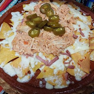 Nachos con tinga de pollo y bacon