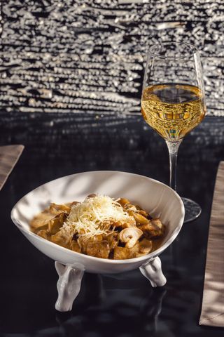 ხბოს ხორცი სოკოთი და ნაღებით