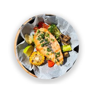 Запечене філе лосося з сезонними овочами (350 г)