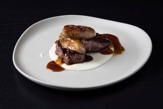 Solomillo Al Foie Con Salsa De Vino Dulce Y Parmentier De Patata