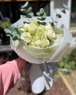 Букет з гортензією , півоноподібною трояндою та евкаліптом 