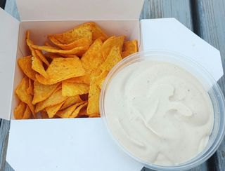 Nachosy w pudełku 70gr + sos serowy chilli 125ml