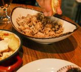 Chipirones con Papas y Ensalada