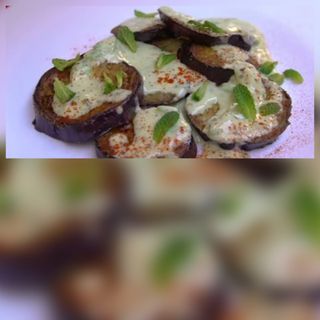 Berenjena frita con tahina 