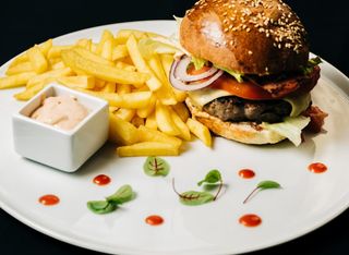 Burger de vită și cartofi pai