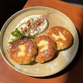 Сирники бананові з нутеллою і сметаною (240/40г)