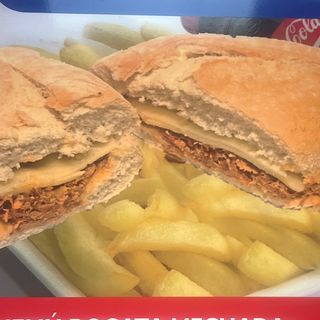 Menú Bocata De Carne Mechada con queso, papa y bebida 