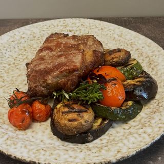 Стейк зі свинини з овочами гриль
