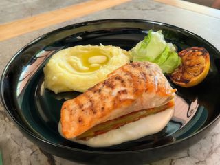 Стейк з лосося з овочевим гратеном 150/350г