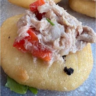 Arepa de salpicón de atún 