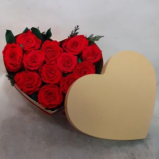Caja Corazón Con 12 Rosas Preservadas Eternas En Color Rojo 