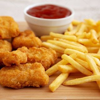 Nuggets con Papas Fritas 