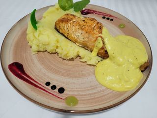 Somon dijon si piure de cartofi