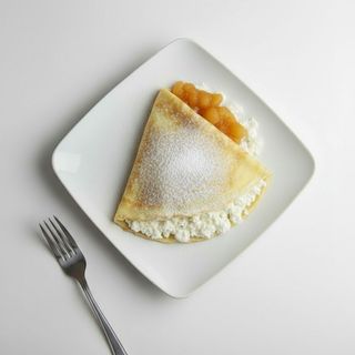 Naleśnik z musem jabłkowym, twarożkiem i cukrem pudrem