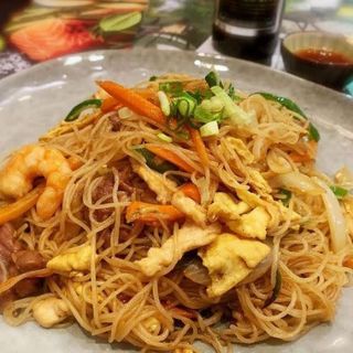 Tallarines Fritos Con Tres Delicias