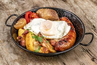 Carne la garniță cu cartofi țărănești și murături