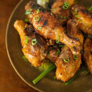 Pečen pileći batak porcija 1kg -1.2kg, +  porcija pomfrit