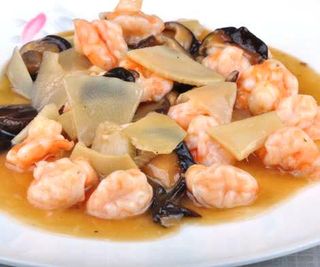 25 Gamberetti con funghi e bambù gamberetti con sedano