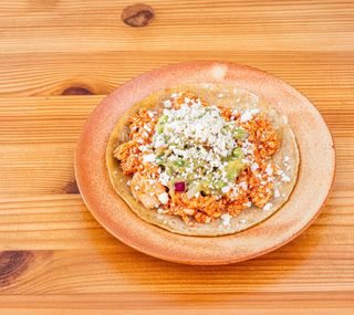 Taco de tinga de pollo