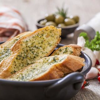 Чесново хлебче със сирене и кашкавал (250гр)