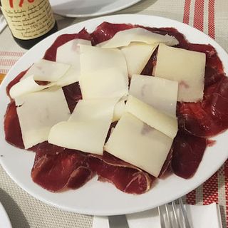 Cecina aliñada con aceite de trufa y parmesano