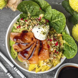 Поке зі свіжим лососем та манго