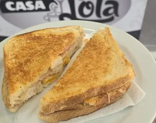 Sándwich de pollo con huevo