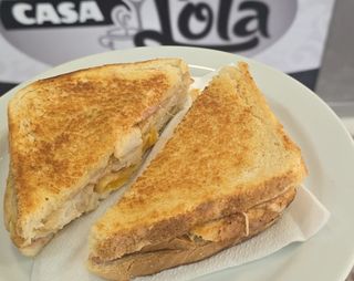 Sándwich de pollo con huevo