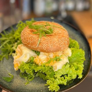 Bajgiel z jajecznica 