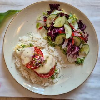 Filet z kurczaka grillowany z pomidorem i mozzarellą, ryż, mix sałat