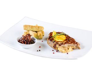 Mușchi de porc cu cașcaval și zucchine în parmezan