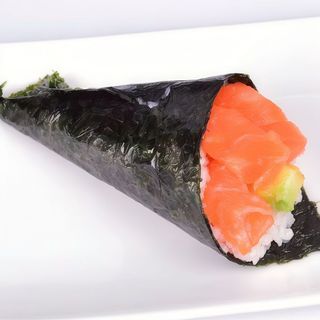 Temaki con salmón (1 pza.)