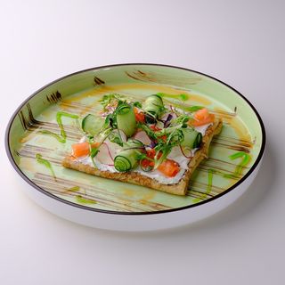 Блинчик с красной икрой, семгой, сливочным муссом и свежей зеленью