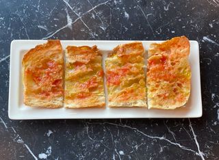 Coca De Aceite Con Tomate Y Aove