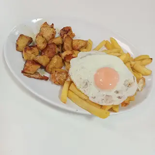 Pinchitos de pollo con patatas y huevo