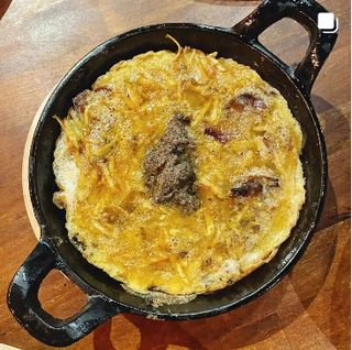 Tortilla de patatas paja a la carbonara con crema de trufa