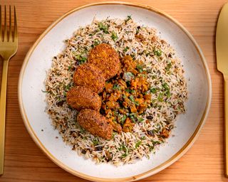 Falafel con arroz aromatizado, zumaque y caponata de verdura